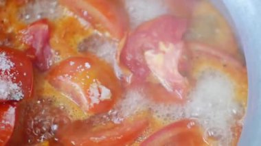  Sıcak suda kaynamış domates. .
