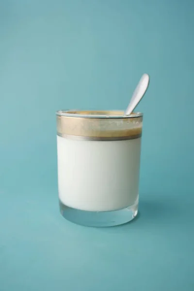 Крупним Планом Склянку Молока Ложки Столі — стокове фото