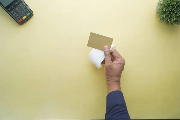 Close Του Προσώπου Χέρι Που Κατέχει Πιστωτική Κάρτα — Φωτογραφία Αρχείου