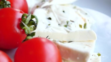 Çeri domates ve peynir tabakta. .