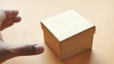 Masanın üzerinde bir şeker kutusu aç.,
