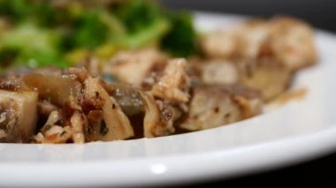 Sarımsak ve maydanozlu sotelenmiş mantar.