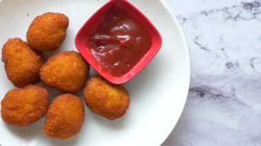 Tabaktaki tavuk peynirli köfteyi yakın. .