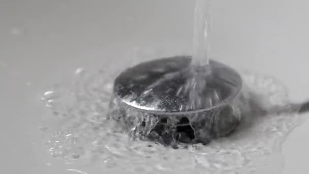 Wasser Strömt Zeitlupe Aus Dem Wasserhahn — Stockvideo