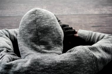 Genç çocuk başını masaya koydu. .