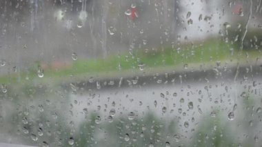 Pencereye yağmur damlaları, yağmurlu günler,