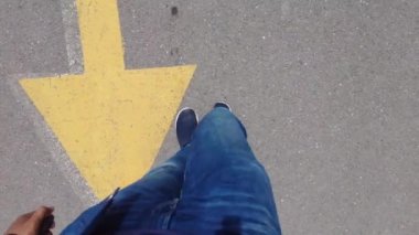 Ayakkabılı bir adamın yolda yürürken ki görüntüsü. .