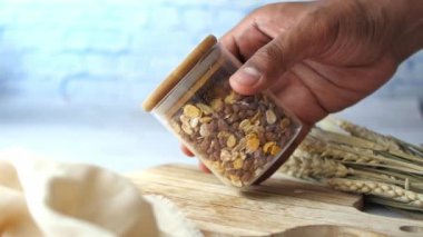  Bir kavanoz granola musli al.,