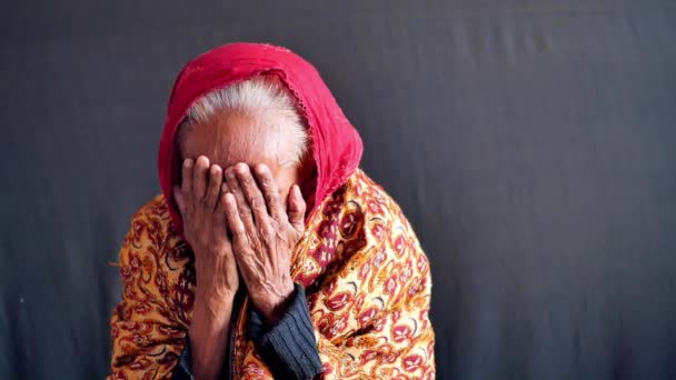 Старші Жінки Кашляє Чхає — стокове відео