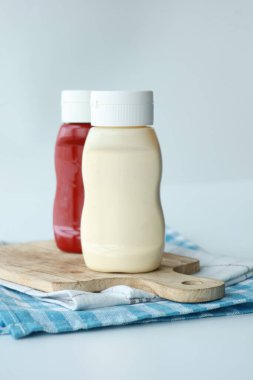 Masanın üstündeki kabın içinde mayonezi kapat.