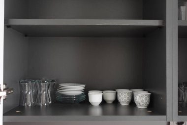 Mutfak Dolabında Beyaz Tabaklar ve Kâseler 