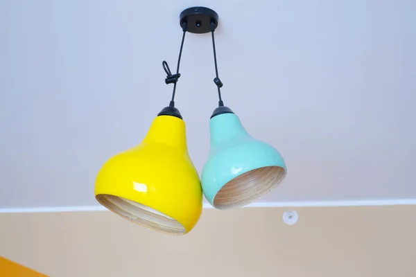 Kleurrijke Plafondlamp Hangend Een Kamer — Stockfoto