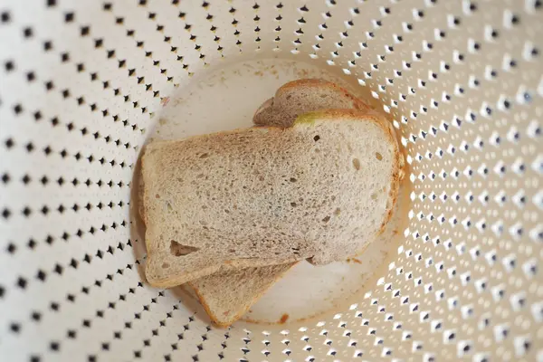 Πετώντας Ψωμί Ένα Κάδο Απορριμμάτων — Φωτογραφία Αρχείου