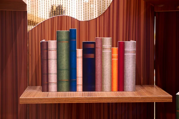 Bücherstapel Auf Holztisch — Stockfoto