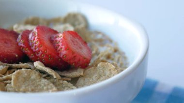 Masadaki kasede çilek ve mısır gevreği. ,