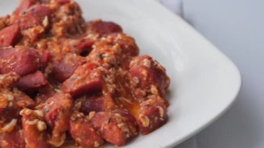 Bir kasede çırpılmış yumurta ve sosis. .