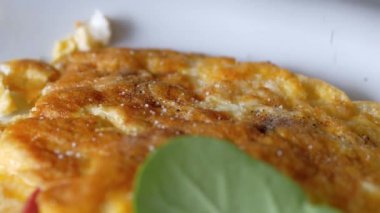  Sade yumurta omletine tuz koymak.