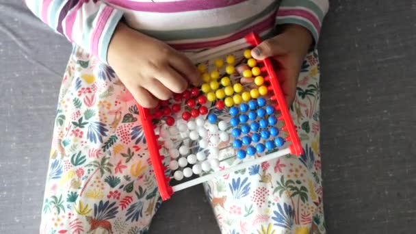 Bovenaanzicht Van Kind Spelen Met Abacus Speelgoed — Stockvideo