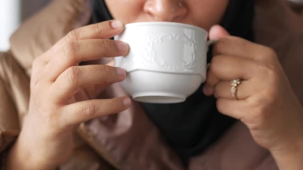 女性手拿着咖啡杯的特写镜头 — 图库视频影像