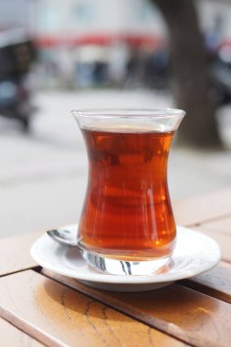 Geleneksel Türk çayı beyaz masada 
