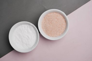 Çiğ, kurutulmuş pembe Himalaya tuzuyla beyaz tuzu karşılaştırmak. .