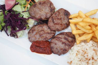 Kebap, geleneksel Türk eti. Tabakta salata var. 