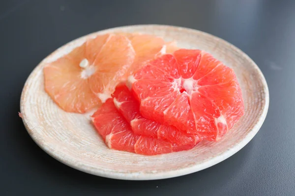 Свежие Грейпфруты Тарелке — стоковое фото