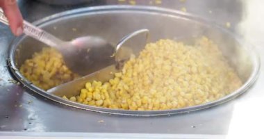 İstanbul 'da bir markette satılık ızgara mısır. .