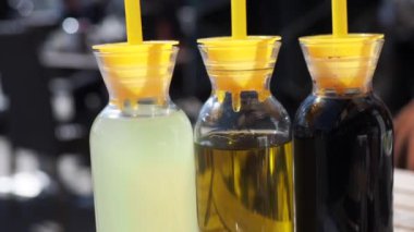Bir şişe zeytinyağı, limon ve soya sosu masada. ,