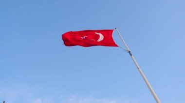 Gökyüzüne Karşı Türk Bayrağının Düşük Açı Görünümü