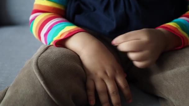 Barn Flicka Som Lider Klåda Hud Handen — Stockvideo