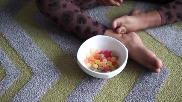 Παιδί Χέρι Πάρει Πολύχρωμο Γλυκό Καραμέλα — Αρχείο Βίντεο