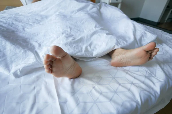 Νεαρή Γυναίκα Ξαπλωμένη Γυμνά Πόδια Στο Κρεβάτι — Φωτογραφία Αρχείου