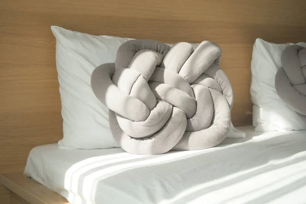 清晨睡在床上的灰色枕头 — 图库照片