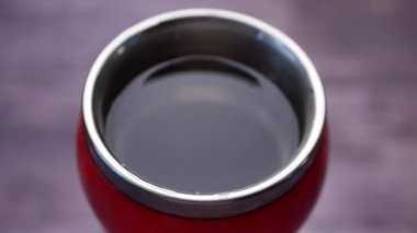 Masadaki kavanozda sıcak su ,