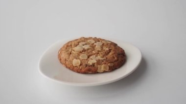 Masadaki tatlı kurabiyeyi elle seç. ,