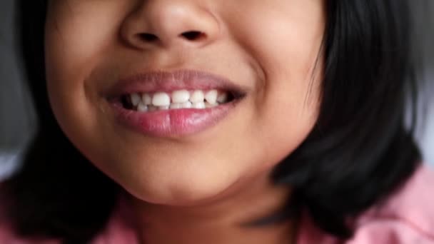 Kind Lächelt Mit Gesunden Weißen Zähnen — Stockvideo