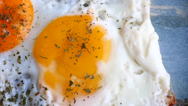 Τηγανητά Αυγά Στο Πιάτο Από Κοντά — Αρχείο Βίντεο