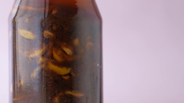 テーブルの上のガラス瓶の中に自家製ニンニク漬物 — ストック動画