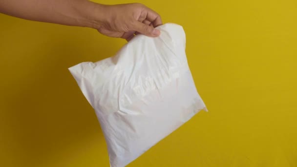Tenant Une Enveloppe Bulle Papier Couleur Blanche — Video