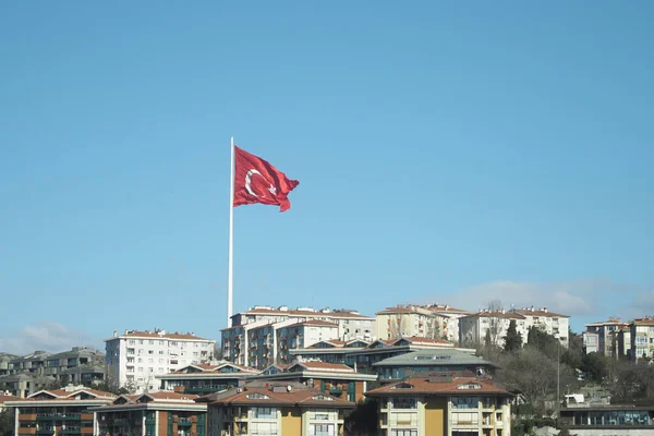 空に対するトルコ国旗の低角度表示 — ストック写真