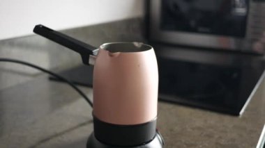 Masadaki kavanozda sıcak su ,