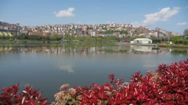  Güzel gölü olan İstanbul şehir binaları .