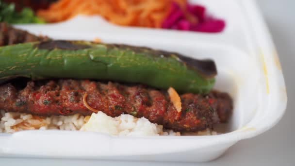 Кебаб Традиційна Турецька Ясна Їжа Салатом Тарілці — стокове відео
