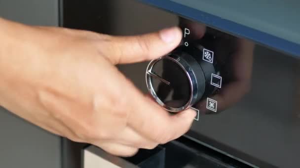 Vrouw Hand Temperatuurcontrole Oven Instellen — Stockvideo
