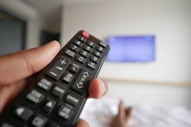 Uzaktan kumandayı tutan adama yaklaş