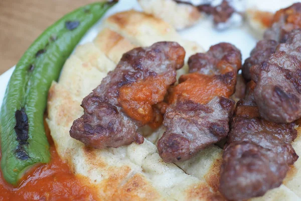 Kebab Traditioneel Turks Vleesvoedsel Met Salade Een Bord — Stockfoto