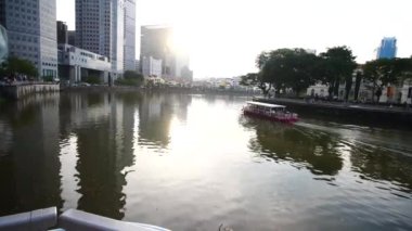  Singapur modern şehir binalarının düşük açılı görüntüsü..