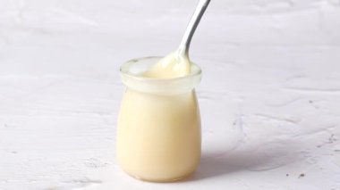 Bir kasede yoğunlaştırılmış süt. Yakın plan.