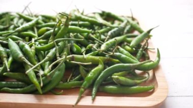 Tahtadaki yeşil biberi kapat. ,